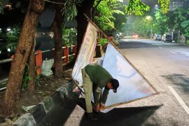 Petugas gabungan terus tertibkan APK terpasang di Surabaya