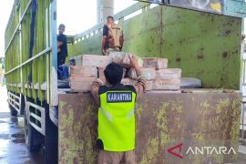 Balai Karantina NTT gagalkan penyelundupan sosis ilegal Timor Leste