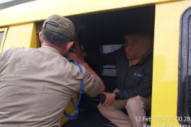 Bawaslu-Satpol PP Jember bersihkan APK di kendaraan