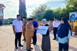 BPJS Ketenagakerjaan Jatim berikan penghargaan ke Pemkab Situbondo