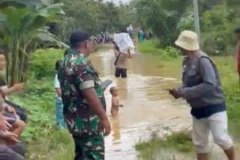 Distribusi logistik pemilu ke pelosok Paser terkendala banjir