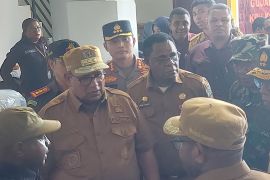 Gubernur PBD dan Kapolda PB pantau distribusi logistik di Sorong