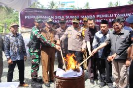 KPU HSS musnahkan ratusan surat suara rusak Pemilu 2024