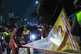 Satpol PP DKI pastikan sisa paku hingga kawat alat peraga kampanye sudah bersih