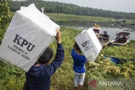 Distribusi logistik pemilu 2024 di pedalaman KBB