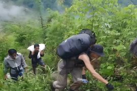 Polisi jalan kaki kawal distribusi logistik ke daerah terpencil