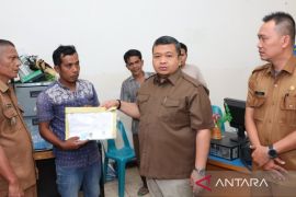 Bupati Tapsel santuni korban kebakaran Angkola Barat