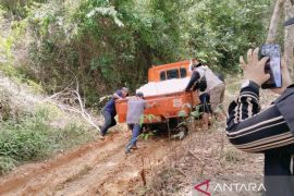 PPK dan Forkopimcam Awayan distribusikan logistik lewati jalan berlumpur