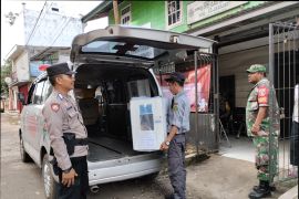 Desa Kapar Tabalong angkut logistik pemilu dengan mobil ambulans