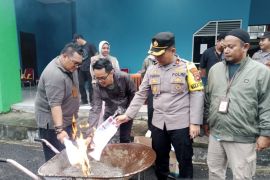 KPU Belitung musnahkan 503 lembar surat suara rusak