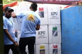 PT Pos  Indonesia distribusi logistik pemilu ke 940 tps di Ambon