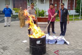 KPU Situbondo musnahkan ribuan lembar surat suara rusak