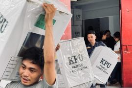 Mendistribusikan logistik pemilu di Pulau Makalehi