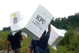 PPS dan PPK di Flores NTT bawa logistik dengan berjalan kaki