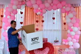 Persiapan TPS bernuansa Hari Valentine di Kota Denpasar