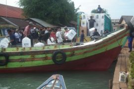 Perjuangan tim pengantar logistik Pemilu 2024 arungi samudera ke pulau-pulau terluar RI