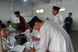 Santri Lirboyo Kediri antusias berikan hak suara