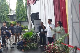 Presiden Jokowi dan Iriana tunjukkan jari tertanda tinta usai mencoblos