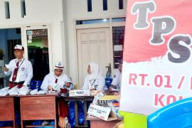 Pemilu 2024, petugas KPPS di Sumenep berseragam sekolah