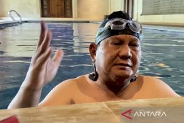 Byuurr, Prabowo langsung berenang usai nyoblos Pemilu 2024