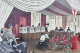 Anies Baswedan salurkan hak suaranya di TPS 60 Lebak Bulus