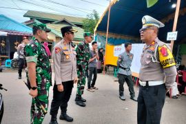 Kapolres bersama Dandim Paser tinjau sejumlah TPS