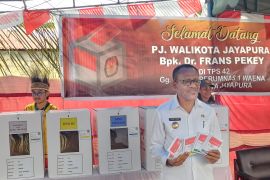 Wali Kota Jayapura salurkan hak suara TPS 42 Heram