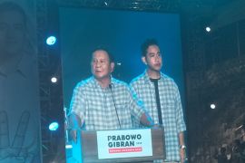 Prabowo minta pendukungnya tetap tunggu hasil penghitungan resmi dari KPU