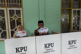 Bupati Tabalong bersama keluarga coblos di TPS 6