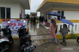 Warga antusias datang ke TPS meski hujan di Garut