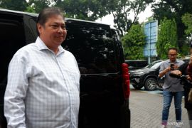 Airlangga Hartarto salurkan hak suara bersama keluarga di TPS 005 Melawai