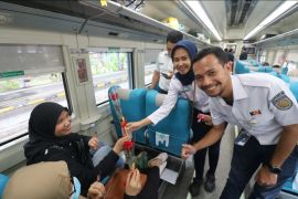 Di Surabaya, penumpang KA peroleh mawar dan cokelat  saat pemilu