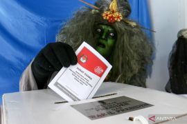 Pemilih memakai kostum Mak Lampir saat pencoblosan