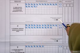 Perhitungan surat suara di TPS Palembang Page 5 Small