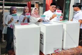 Bupati Kotabaru gunakan hak suara di TPS 01 Hilir Muara