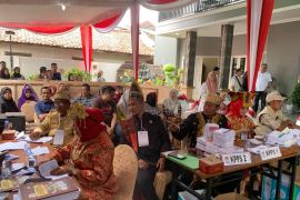 KPPS 26 Kalidoni Palembang kenakan pakaian adat nusantara