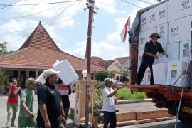 Petugas Pemilu 2024 sakit, berobat gratis