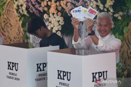 Ganjar Pranowo coblos Pemilu 2024 di Semarang Page 2 Small