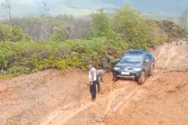 Personel Polres Buru kawal distribusi logistik pemilu hingga 19 jam