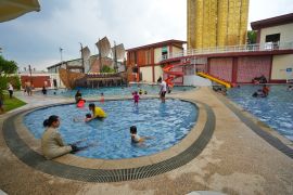 Warga Mojokerto manfaatkan libur pemilu ke Pemandian Sekarsari