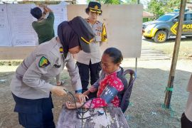 Biddokes Polda Papua Barat periksa kesehatan petugas TPS