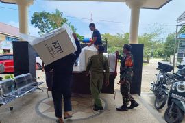 Personel TNI - Polri Kawal Pengembalian Kotak Suara Pasca Pencoblosan