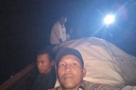 Susuri gelapnya Sungai Rokan, polisi kawal pengiriman logistik hasil pemilu