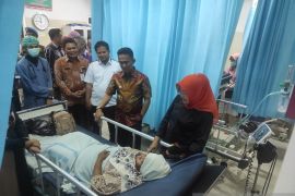 Akibat kelelahan, petugas-petugas TPS di Balikpapan dilarikan ke rumah sakit