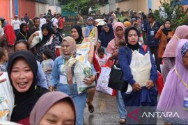 Pemkab Bekasi operasi pasar sasar distributor beras stabilkan harga