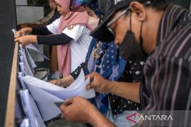 Pemajangan hasil perhitungan suara tingkat kelurahan Page 2 Small