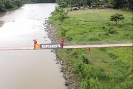 Eiger bangun jembatan gantung penghubung dua desa di Tasikmalaya