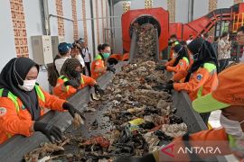 Mengolah sampah untuk dapat nilai tambah