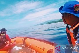 Operasi SAR cari nelayan SBB terjatuh  di laut dihentikan