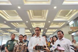Jokowi sebut pertemuan dengan Surya Paloh untuk jadi "jembatan"